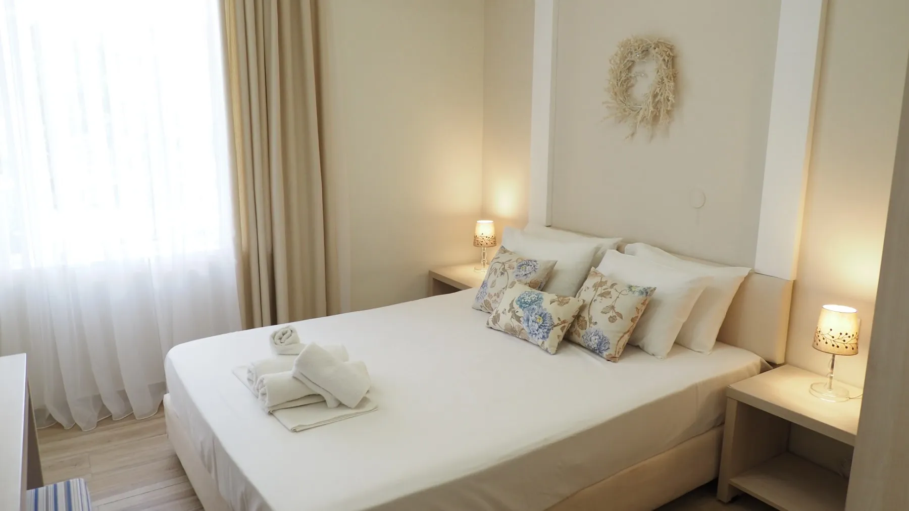 Tiara Holidays - Leonidas Apartments & Suites - One Bedroom Family Apartment Garden Front - bedroom